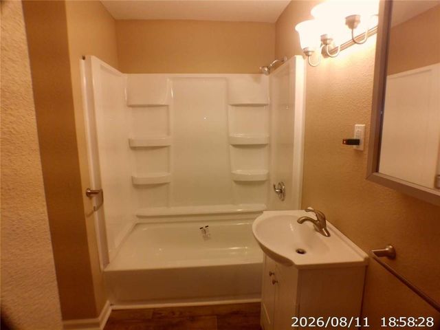 11406 E 10th Street S, Independence, MO 64054