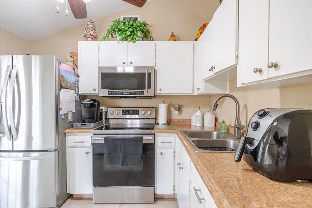 10118 HUNTERS POINT COURT, Tampa, FL 33615