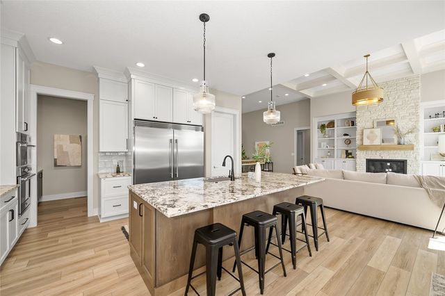 13700 Quail Ridge Drive, Urbandale, IA 50323