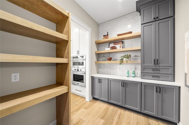 13700 Quail Ridge Drive, Urbandale, IA 50323
