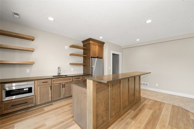 13700 Quail Ridge Drive, Urbandale, IA 50323