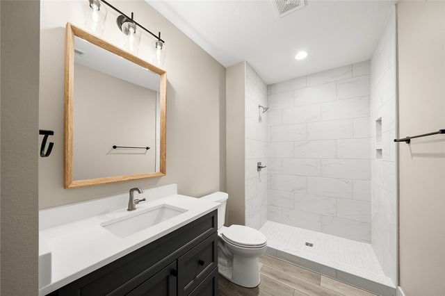 13700 Quail Ridge Drive, Urbandale, IA 50323