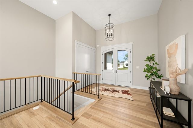 13700 Quail Ridge Drive, Urbandale, IA 50323