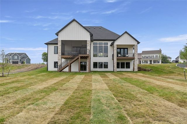 13700 Quail Ridge Drive, Urbandale, IA 50323