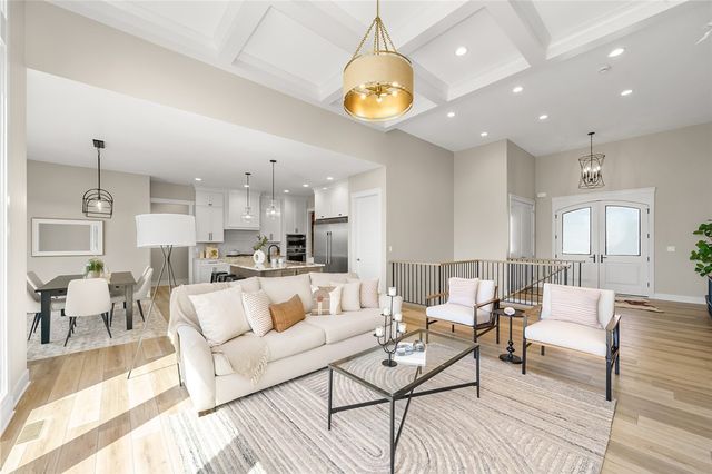 13700 Quail Ridge Drive, Urbandale, IA 50323