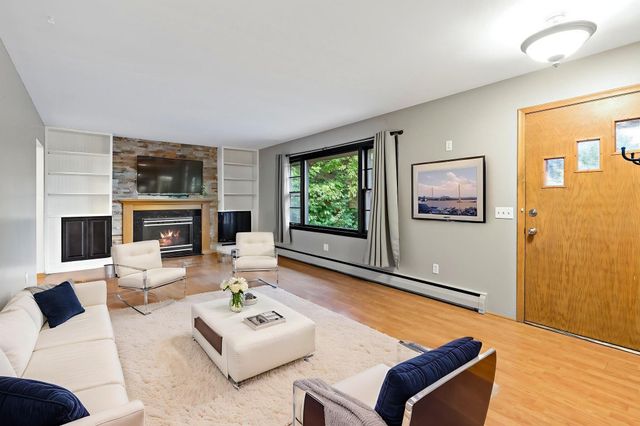 405 Creek Lane, Chaska, MN 55318