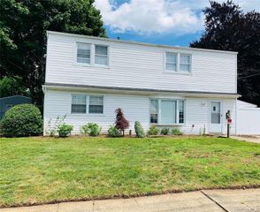 23 Ginny Lane, Bethpage, NY 11714