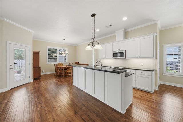 2424 Dillon Street, Brenham, TX 77833
