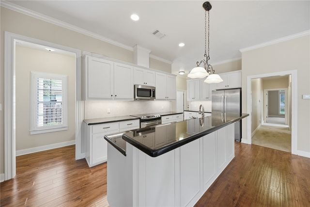 2424 Dillon Street, Brenham, TX 77833