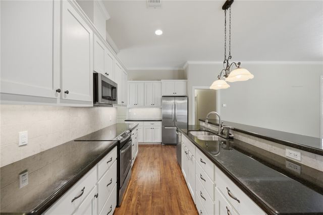 2424 Dillon Street, Brenham, TX 77833