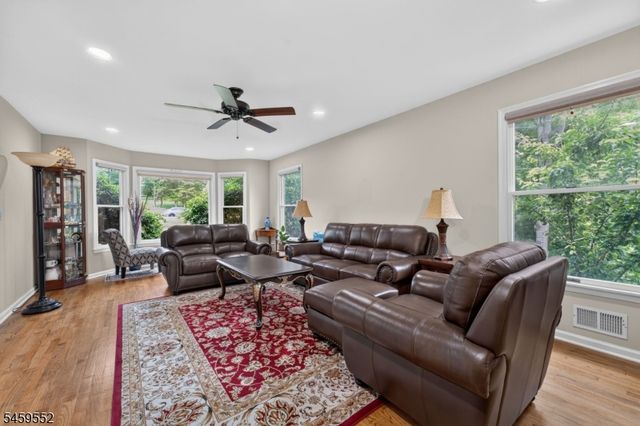 6 Chaucer Dr, Clinton Twp., NJ 08801