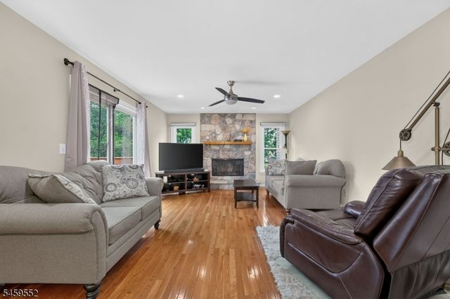 6 Chaucer Dr, Clinton Twp., NJ 08801