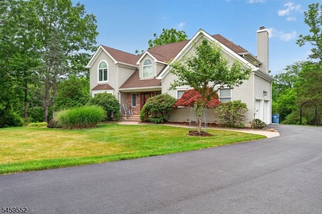 6 Chaucer Dr, Clinton Twp., NJ 08801