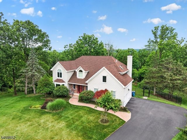 6 Chaucer Dr, Clinton Twp., NJ 08801