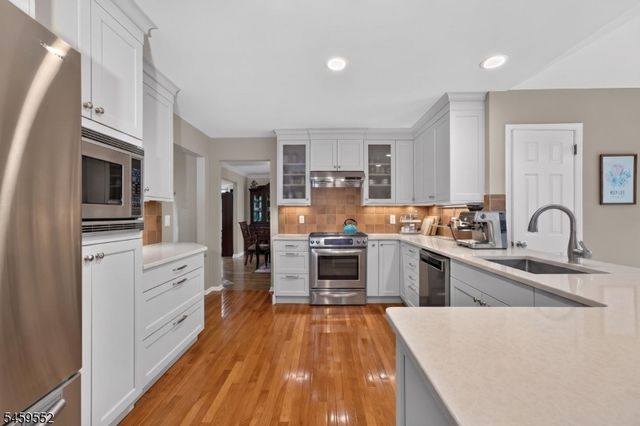 6 Chaucer Dr, Clinton Twp., NJ 08801