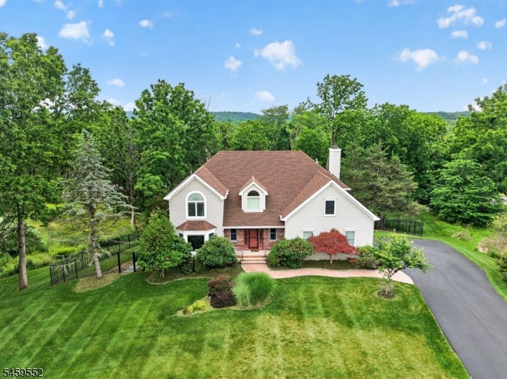 6 Chaucer Dr, Clinton Twp., NJ 08801
