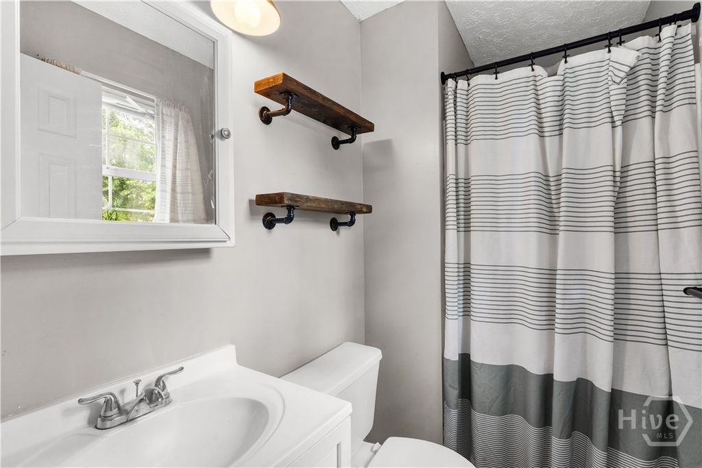 Image 14 of property listing at 385 Sterling Creek Drive, Richmond Hill, GA 31324