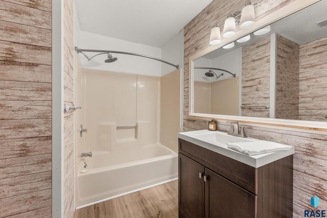 2411 Center Ave S Avenue S, Sioux Falls, SD 57105