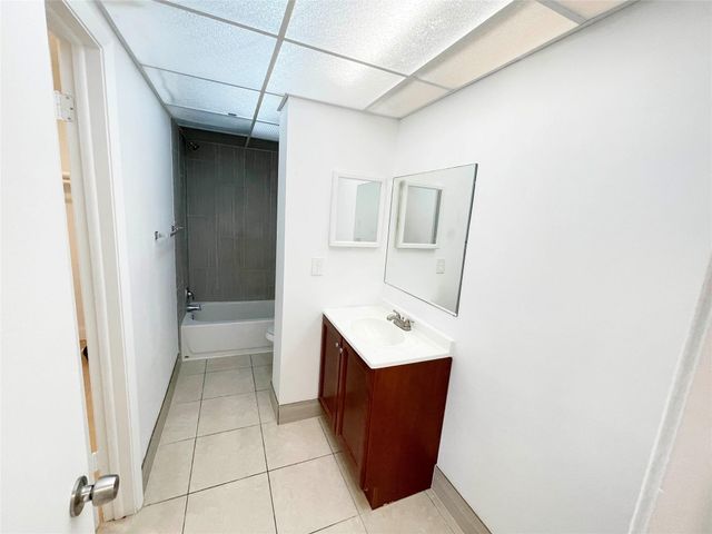 2800 NW 56th Ave D402, Lauderhill, FL 33313