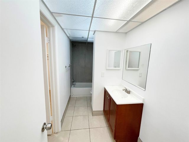 2800 NW 56th Ave D402, Lauderhill, FL 33313