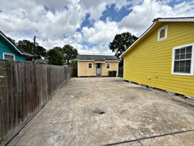310 W Houston Avenue, Pasadena, TX 77502