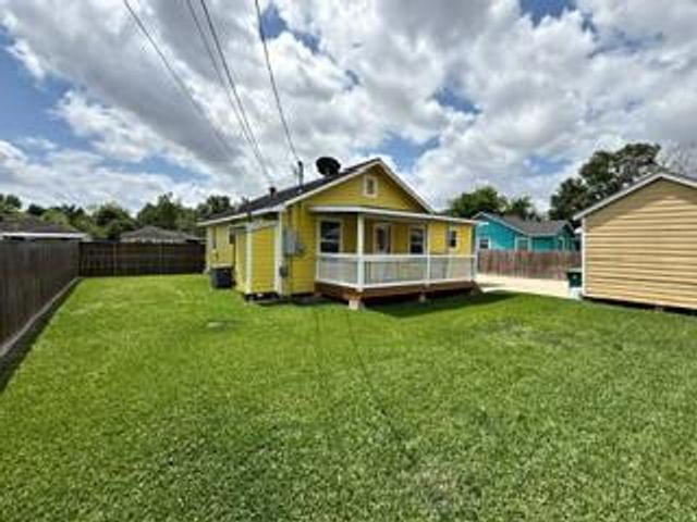 310 W Houston Avenue, Pasadena, TX 77502