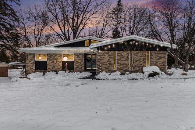 36830 Lansbury Lane, Farmington, MI 48335