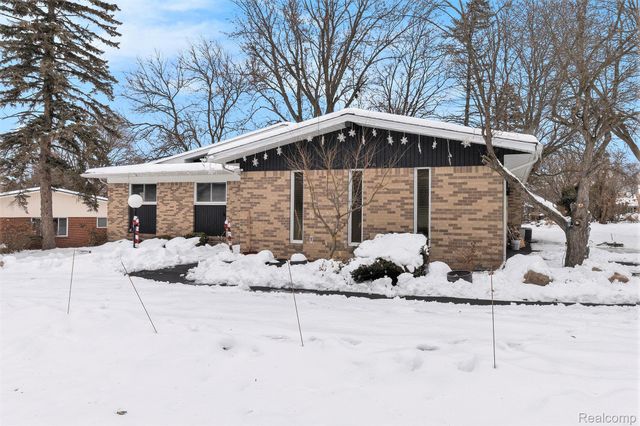 36830 Lansbury Lane, Farmington, MI 48335