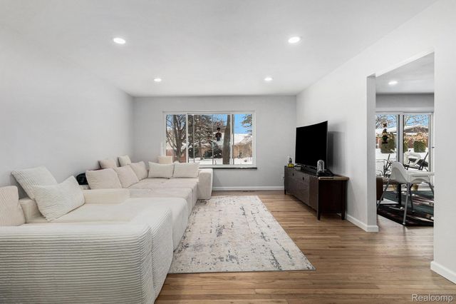 36830 Lansbury Lane, Farmington, MI 48335