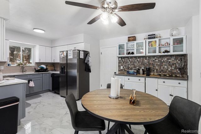 36830 Lansbury Lane, Farmington, MI 48335