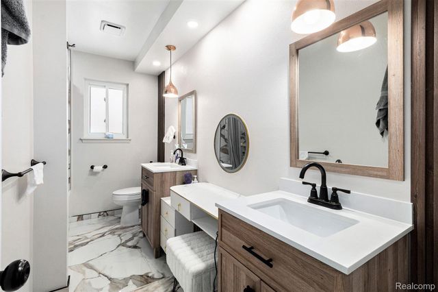 36830 Lansbury Lane, Farmington, MI 48335