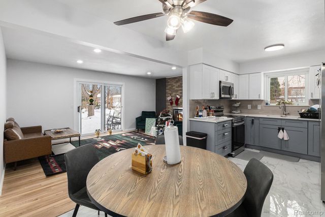 36830 Lansbury Lane, Farmington, MI 48335