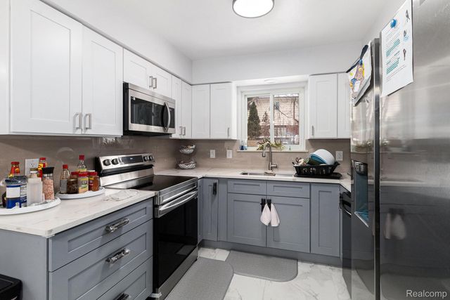 36830 Lansbury Lane, Farmington, MI 48335