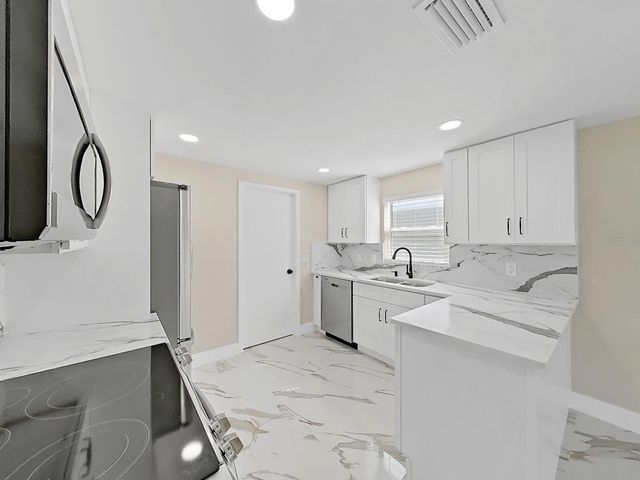 7218 LUNITA COURT, Tampa, FL 33625