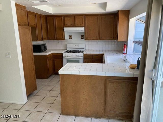 440 Jeremiah Drive E, Simi Valley, CA 93065