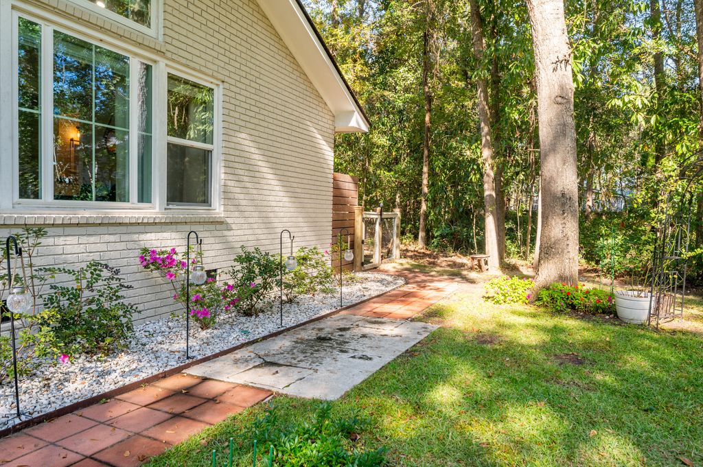 Image 10 of property listing at 5734 Edgar Tumbleston Road, Hollywood, SC 29449