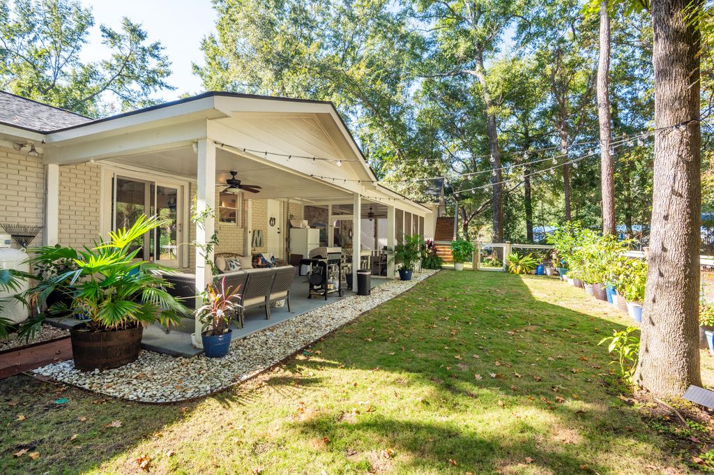 Image 13 of property listing at 5734 Edgar Tumbleston Road, Hollywood, SC 29449