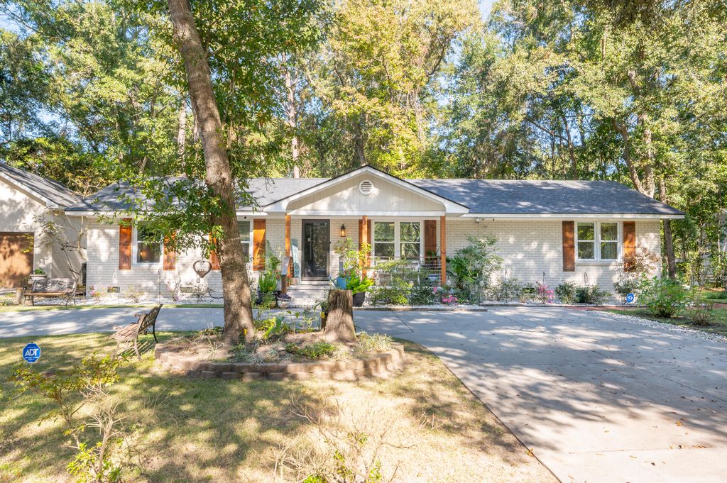 Image 5 of property listing at 5734 Edgar Tumbleston Road, Hollywood, SC 29449