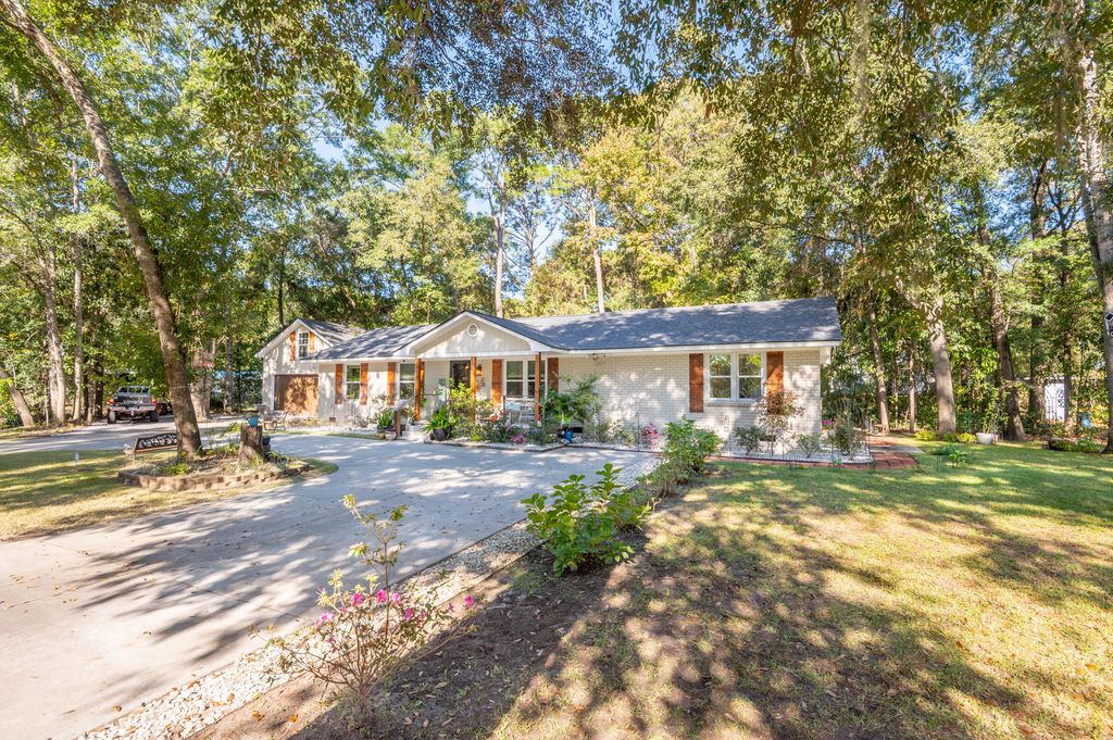 Image 6 of property listing at 5734 Edgar Tumbleston Road, Hollywood, SC 29449