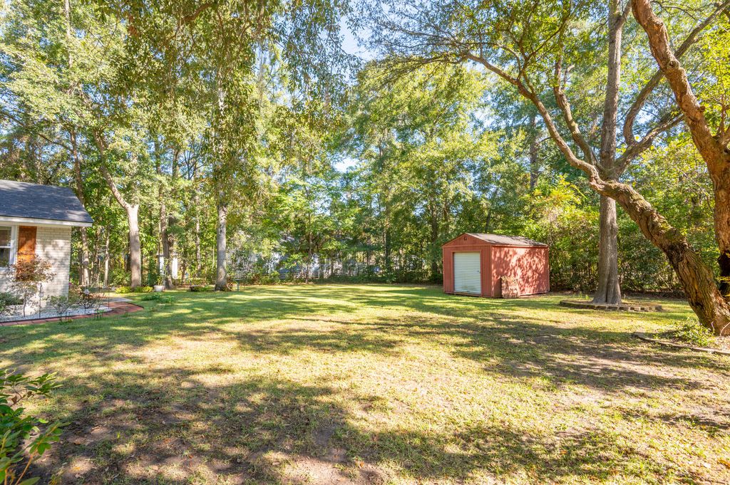 Image 7 of property listing at 5734 Edgar Tumbleston Road, Hollywood, SC 29449