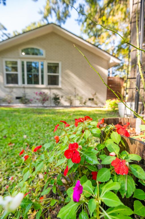 Image 9 of property listing at 5734 Edgar Tumbleston Road, Hollywood, SC 29449