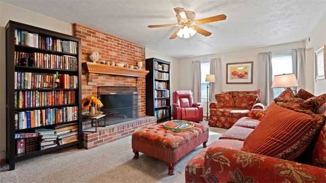 5096 Fountainwood Dr, Hampton, PA 15044