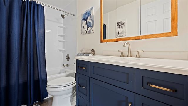 5096 Fountainwood Dr, Hampton, PA 15044