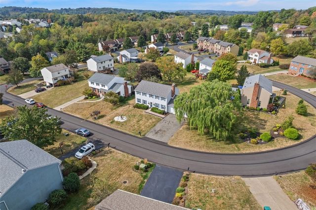 5096 Fountainwood Dr, Hampton, PA 15044