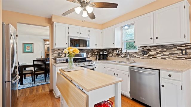 5096 Fountainwood Dr, Hampton, PA 15044