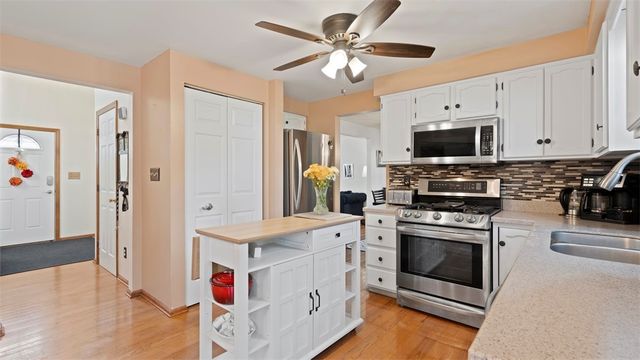 5096 Fountainwood Dr, Hampton, PA 15044