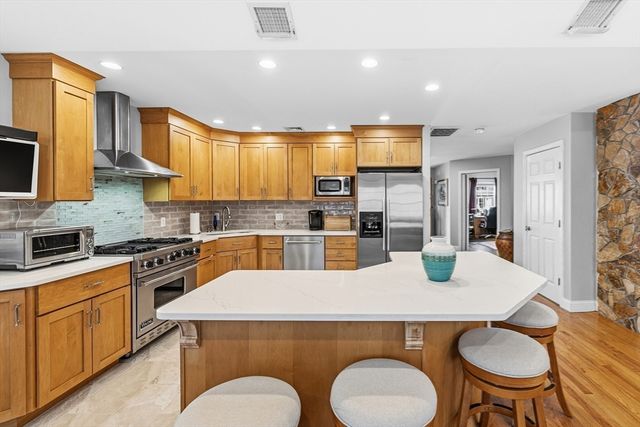 12 Brandt Beach Ave, Mattapoisett, MA 02739