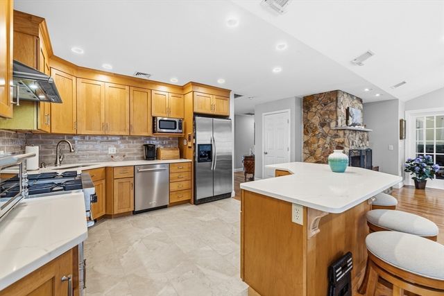 12 Brandt Beach Ave, Mattapoisett, MA 02739