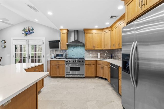 12 Brandt Beach Ave, Mattapoisett, MA 02739