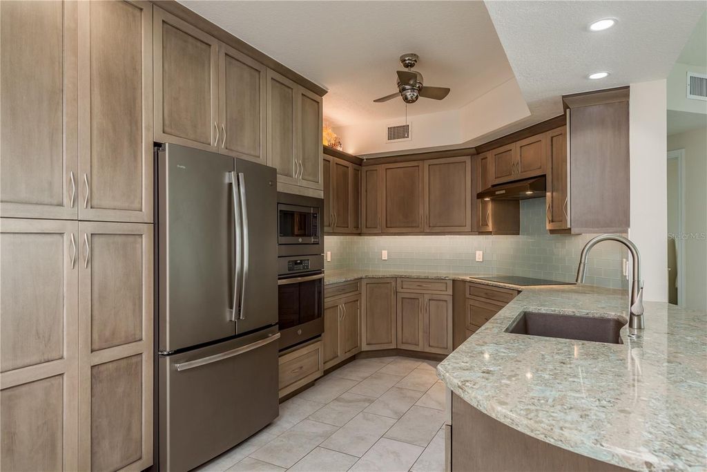 Image 12 of property listing at 1180 GULF BOULEVARD 704, Clearwater Beach, FL 33767